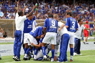 Cruzeiro, con Julio Baptista inspirado, golea al Vasco y sigue firme en punta