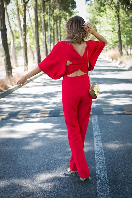 valentino red jumpsuit, cristina blanco, guiadeestilo blog, spanish fashion bloggers, OUTFITS, mono rojo lapavana, red jumpsuit, mono para bodas, bolsito caja fat baobab, zapatos lola cruz, color rojo en bodas, lapavana brand