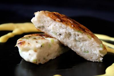 Fiskekaker, hamburguesas de pescado noruegas con mahonesa al azafrán