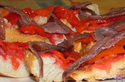 MONTADITO DE ANCHOA CON PIMIENTO ROJO