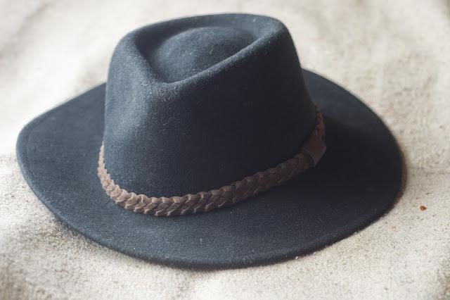 sombrero de invierno negro