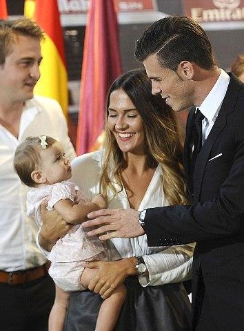 El look de Gareth Bale y Emma Rhys-Jones Bale en la presentación del jugador en Madrid
