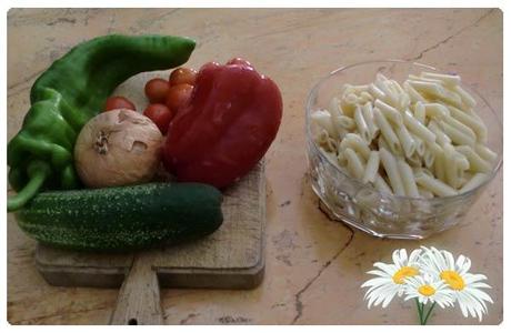 Pasta cocida e ingredientes. Pasta cocida e ingredientes.