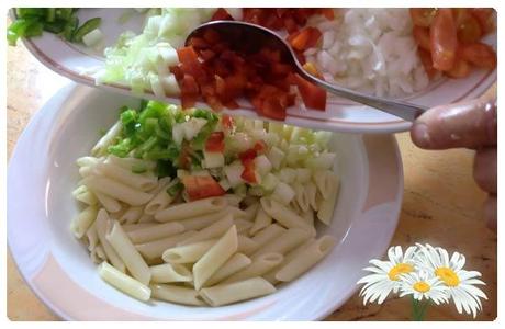 Añade pimiento rojo, cebolla y tomate. Añade pimiento rojo, cebolla y tomate.