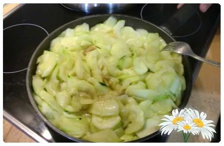 Como preparar tortilla de calabacín Calabacines pochados