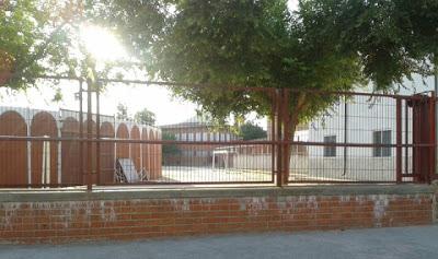 Plaza de toros instalada ante un colegio público.