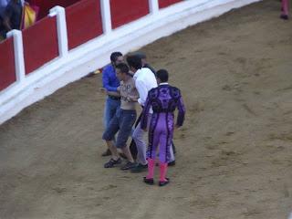 Plaza de toros instalada ante un colegio público.