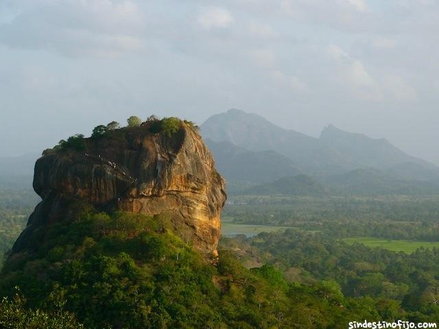 Sigiriya entre rocas gigantes y templos perdidos