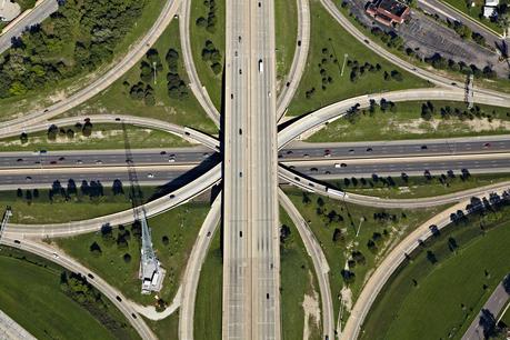 AUTOPISTAS CON FORMAS GEOMETRICAS. ¿QUIÉN DICE QUE LOS INGENIEROS NO SON ARTISTAS?
