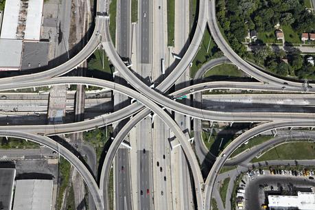 AUTOPISTAS CON FORMAS GEOMETRICAS. ¿QUIÉN DICE QUE LOS INGENIEROS NO SON ARTISTAS?