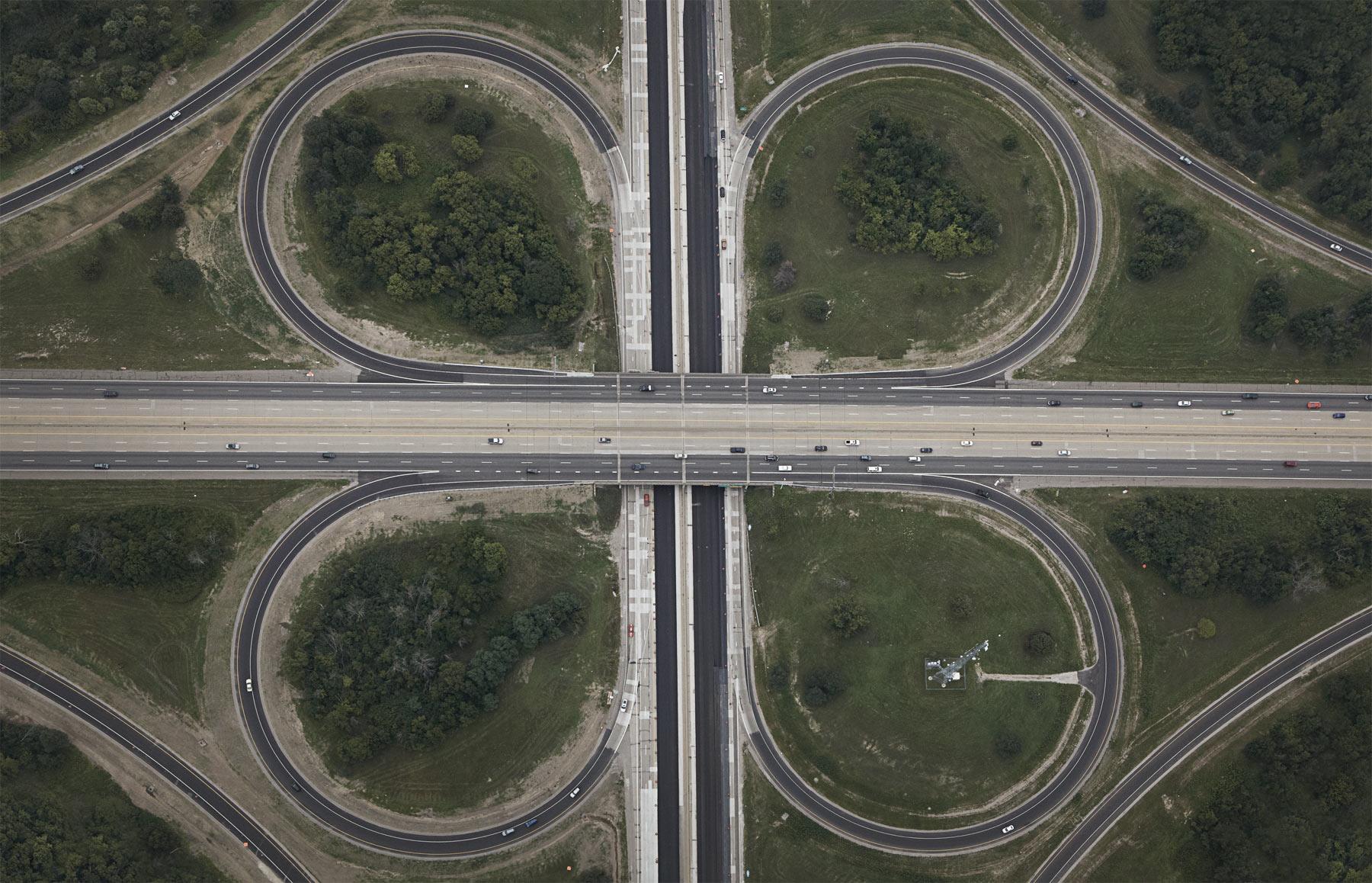 AUTOPISTAS CON FORMAS GEOMETRICAS. ¿QUIÉN DICE QUE LOS INGENIEROS NO SON ARTISTAS?