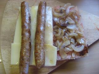 BOCADILLO DE SALCHICHAS, QUESO, CEBOLLA Y ALL I OLI