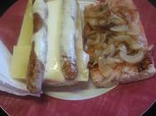 Bocadillo salchichas, queso, cebolla
