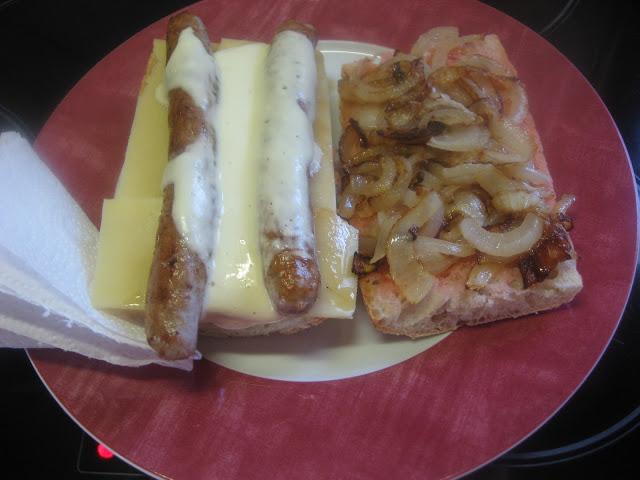 BOCADILLO DE SALCHICHAS, QUESO, CEBOLLA Y ALL I OLI