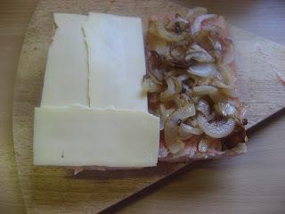 BOCADILLO DE SALCHICHAS, QUESO, CEBOLLA Y ALL I OLI