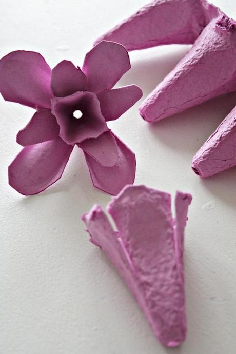 DIY.....UNA GUIRNALDA DE FLORES HECHAS CON HUEVERAS