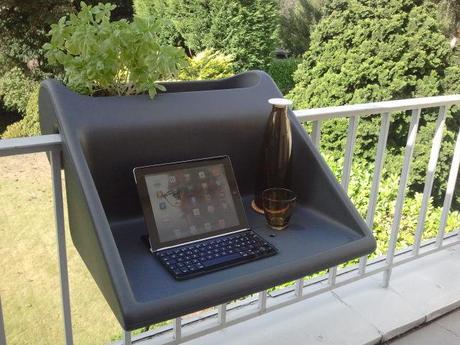 Trabaja en el balcón