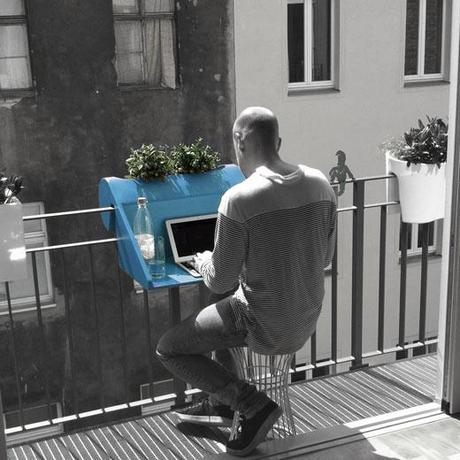 Trabaja en el balcón