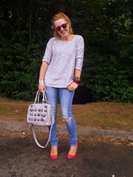 Moda: Look con jersey gris plata de lentejuelas y zapatos rojos