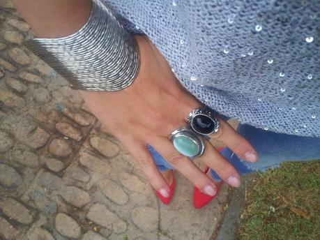 Moda: Look con jersey gris plata de lentejuelas y zapatos rojos