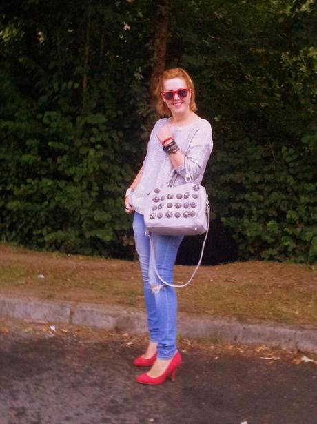 Moda: Look con jersey gris plata de lentejuelas y zapatos rojos