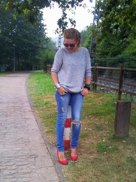 Moda: Look con jersey gris plata de lentejuelas y zapatos rojos