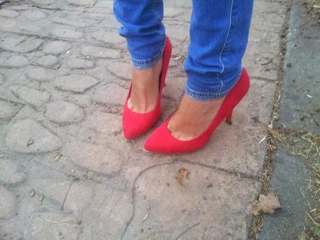 Moda: Look con jersey gris plata de lentejuelas y zapatos rojos