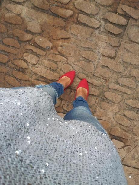 Moda: Look con jersey gris plata de lentejuelas y zapatos rojos