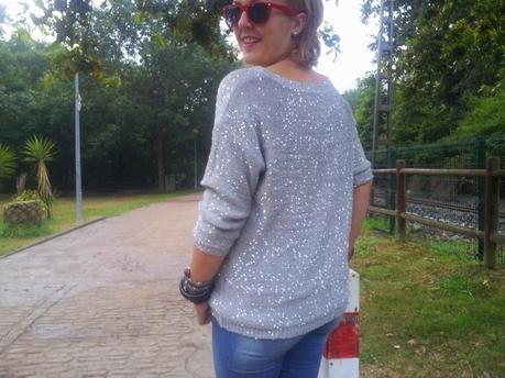 Moda: Look con jersey gris plata de lentejuelas y zapatos rojos