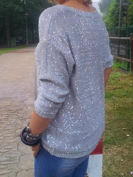 Moda: Look con jersey gris plata de lentejuelas y zapatos rojos