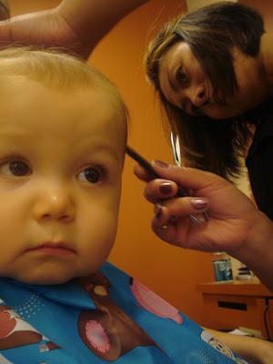 PRIMER CORTE DE CABELLO EN EL BEBE EN CASA