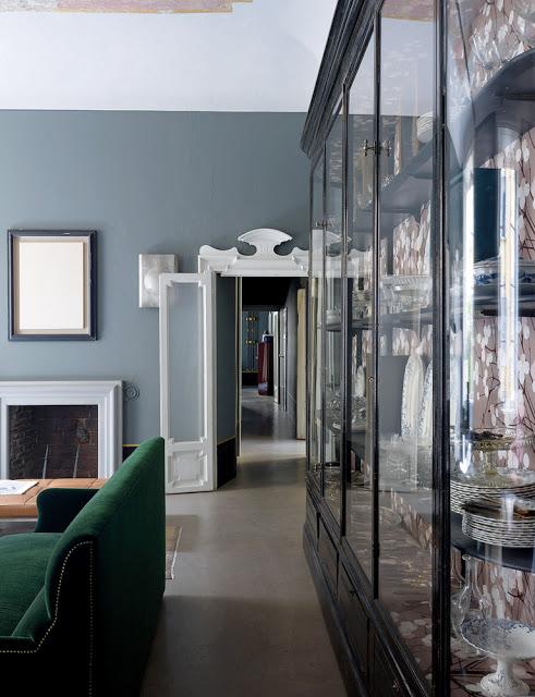 Los interioristas de Dimore Studio en su apartamento de Milán