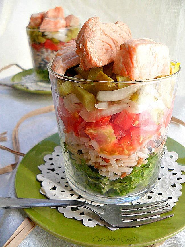 Ensalada multicolor con salmón