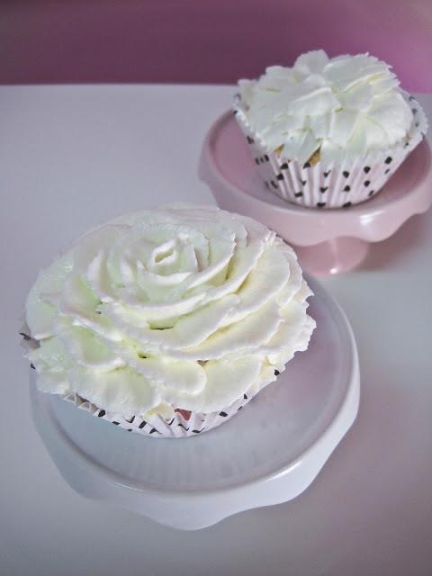 CUPCAKES DE MANGO CON ROSAS DE PIÑA COLADA