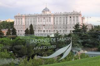 Apartosuites Jardines de Sabatini: Pequeña gran postal de Madrid