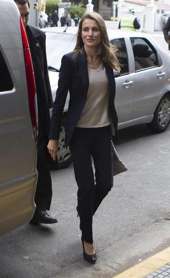 Letizia reaparece en Buenos Aires vestida de azul marino