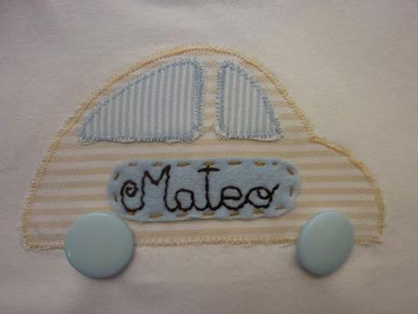 ZAPATILLAS Y CAMISETA DE NIÑO A JUEGO.