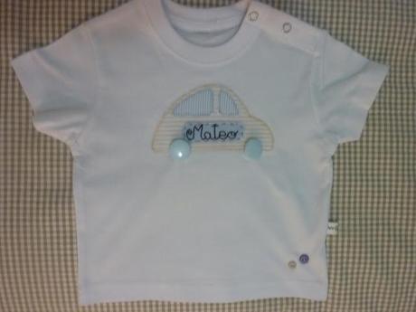 ZAPATILLAS Y CAMISETA DE NIÑO A JUEGO.