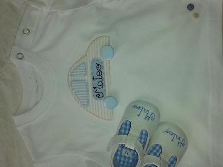 ZAPATILLAS Y CAMISETA DE NIÑO A JUEGO.