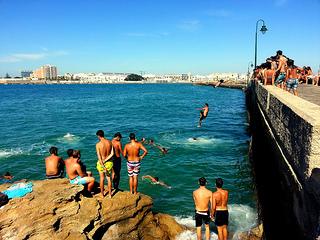 Lanzandose desde La Caleta