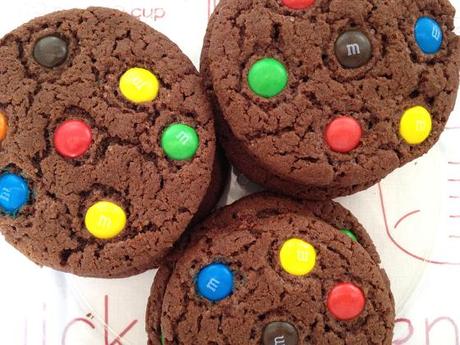 Galletas de cacao y M&MS recetas delikatissen receta galletas cookies chocolate fáciles receta fácil galletas galletas fáciles y rápidas de mms lacasitos galletas de chocolate Galletas de cacao y M&MS galletas chocolate cacao fáciles galletas caseras chocolate blog recetas fáciles postres galletas