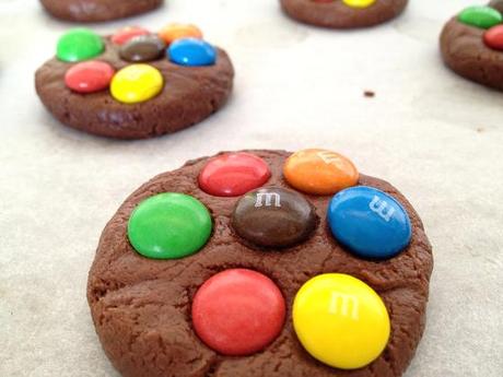 Galletas de cacao y M&MS recetas delikatissen receta galletas cookies chocolate fáciles receta fácil galletas galletas fáciles y rápidas de mms lacasitos galletas de chocolate Galletas de cacao y M&MS galletas chocolate cacao fáciles galletas caseras chocolate blog recetas fáciles postres galletas