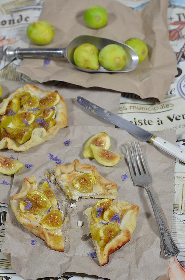 Galette de Higos y queso de cabra con flores de malva