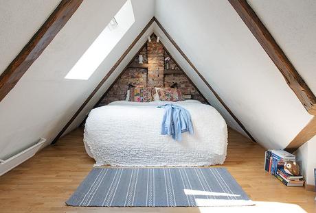 buhardilla dormitorio, estilo nórdico, pared ladrillo