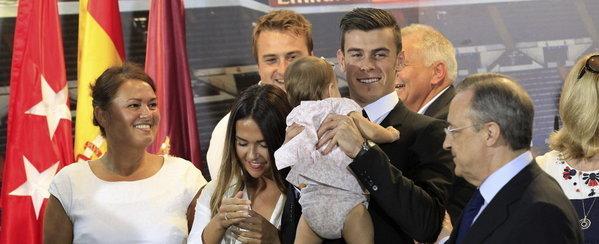 Gareth Bale posa con su familia, durante su presentación como nuevo jugador del Real Madrid.