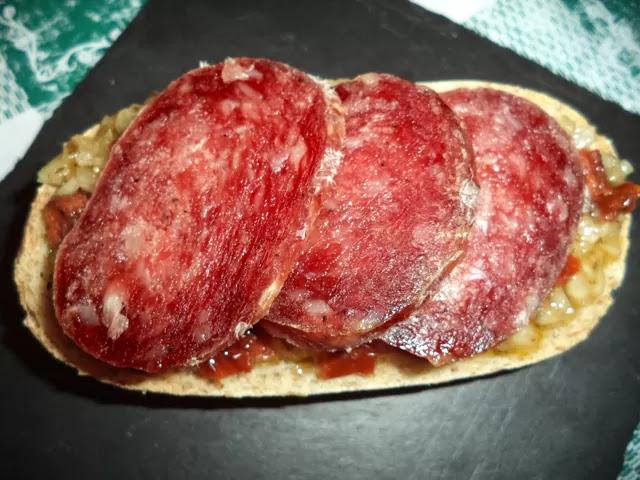 Montadito Longaniza Payes y Vinagreta de Tomates Secos