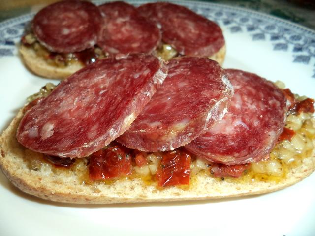 Montadito Longaniza Payes y Vinagreta de Tomates Secos