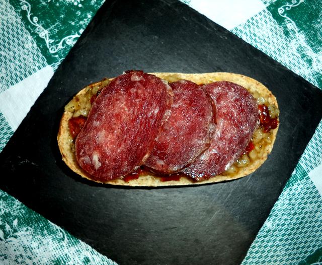 Montadito Longaniza Payes y Vinagreta de Tomates Secos