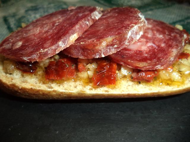 Montadito Longaniza Payes y Vinagreta de Tomates Secos