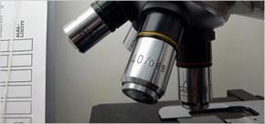 Detalle de un microscopio en un laboratorio